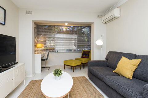Townshend Rd - Accommodation Main Beach 39