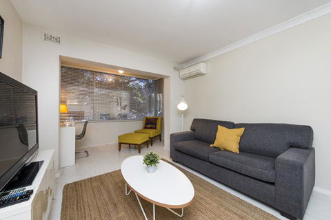 Townshend Rd - Accommodation Main Beach 41