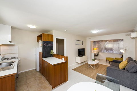 Townshend Rd - Accommodation Main Beach 12