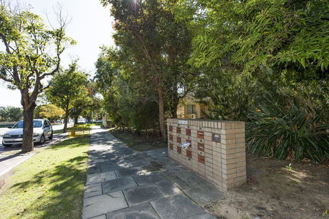 Townshend Rd - Accommodation Main Beach 34