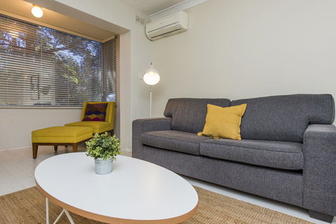 Townshend Rd - Accommodation Main Beach 3