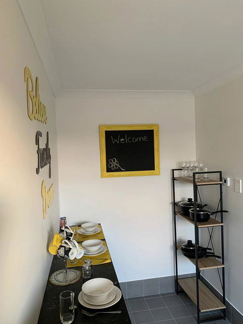 Stylish Colourfull Getaway - Accommodation Main Beach 5