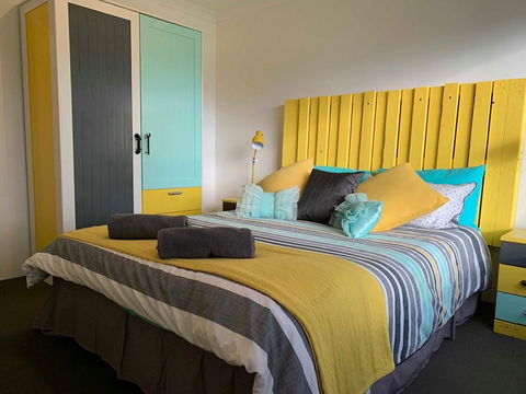 Stylish Colourfull Getaway - Accommodation Main Beach 6