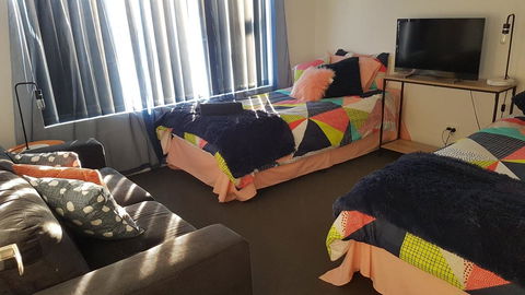 Stylish Colourfull Getaway - Accommodation Main Beach 8