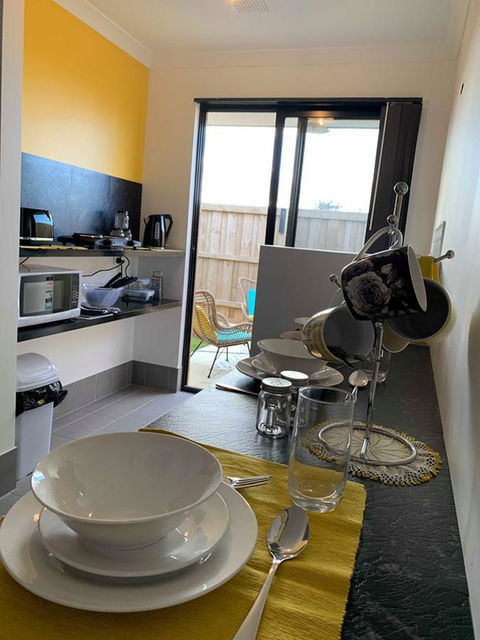 Stylish Colourfull Getaway - Accommodation Main Beach 3
