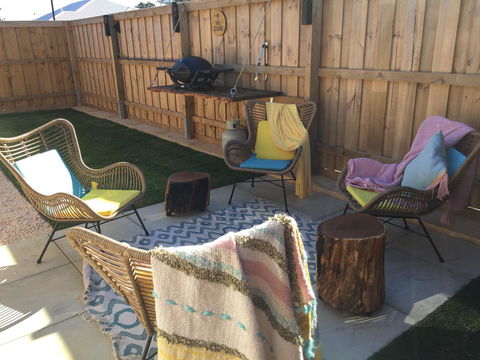 Stylish Colourfull Getaway - Accommodation Main Beach 2