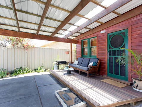Sunset Cottage - Accommodation Main Beach 1