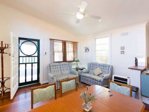 Sunset Cottage - Accommodation Main Beach 4