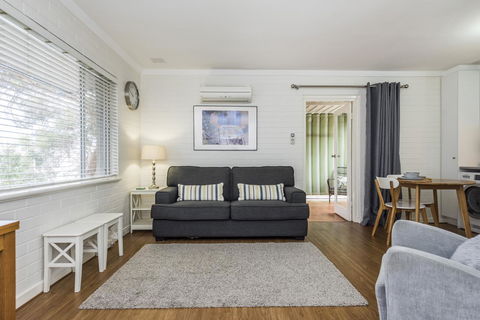 Hensman 10 - Accommodation Main Beach 11