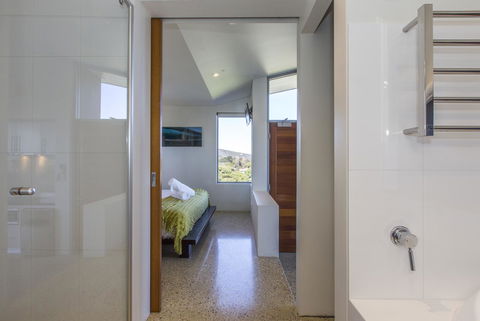 Aquatic Visions - Accommodation Main Beach 4
