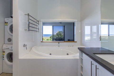 Aquatic Visions - Accommodation Main Beach 7