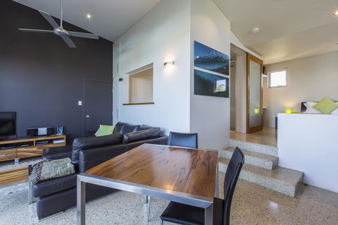 Aquatic Visions - Accommodation Main Beach 11