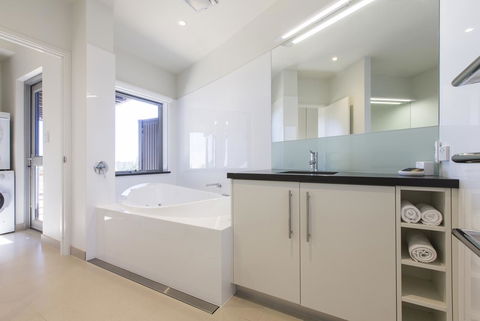 Aquatic Visions - Accommodation Main Beach 19