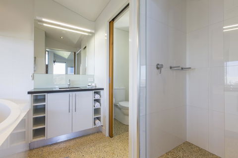 Aquatic Visions - Accommodation Main Beach 6