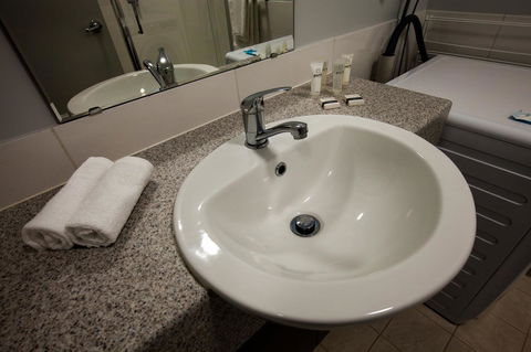 Beadon Bay Hotel - Accommodation Main Beach 10