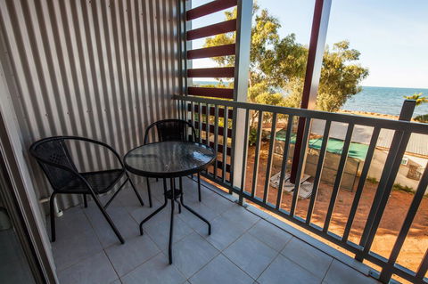 Beadon Bay Hotel - Accommodation Main Beach 7