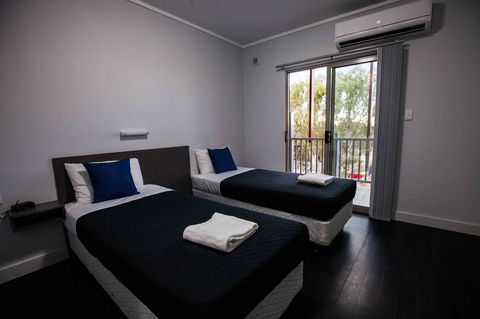 Beadon Bay Hotel - Accommodation Main Beach 6