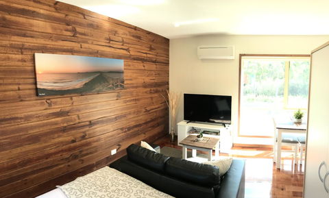 Loma Cottages - Accommodation Main Beach 2