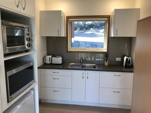 Loma Cottages - Accommodation Main Beach 5