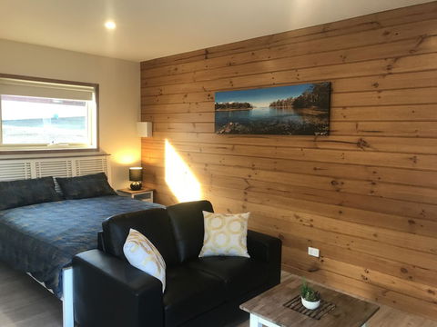 Loma Cottages - Accommodation Main Beach 14