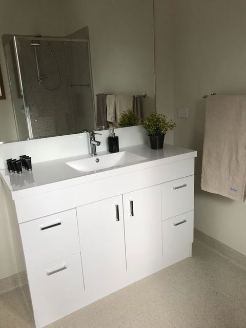 Loma Cottages - Accommodation Main Beach 11