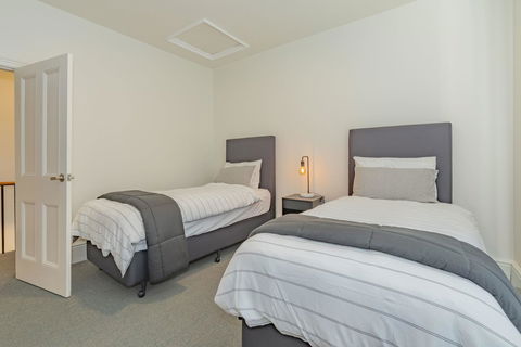 4 Bedroom House - Hobart CBD - Free Parking - Free WIFI - Accommodation Main Beach 13