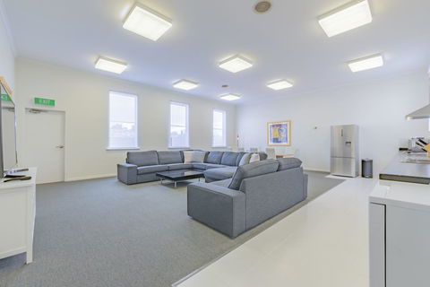 4 Bedroom House - Hobart CBD - Free Parking - Free WIFI - Accommodation Main Beach 9
