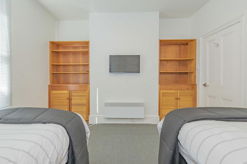 4 Bedroom House - Hobart CBD - Free Parking - Free WIFI - Accommodation Main Beach 15