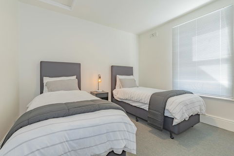 4 Bedroom House - Hobart CBD - Free Parking - Free WIFI - Accommodation Main Beach 23