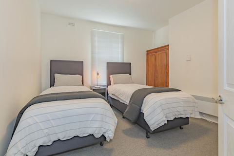 4 Bedroom House - Hobart CBD - Free Parking - Free WIFI - Accommodation Main Beach 3
