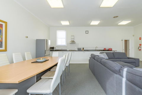 4 Bedroom House - Hobart CBD - Free Parking - Free WIFI - Accommodation Main Beach 16