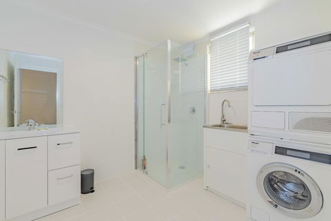 4 Bedroom House - Hobart CBD - Free Parking - Free WIFI - Accommodation Main Beach 4