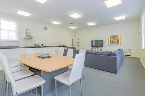 4 Bedroom House - Hobart CBD - Free Parking - Free WIFI - Accommodation Main Beach 0