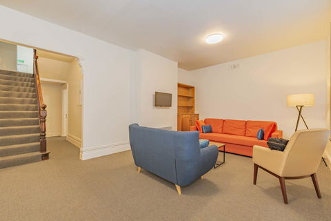 4 Bedroom House - Hobart CBD - Free Parking - Free WIFI - Accommodation Main Beach 6