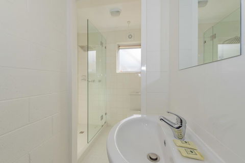 4 Bedroom House - Hobart CBD - Free Parking - Free WIFI - Accommodation Main Beach 11