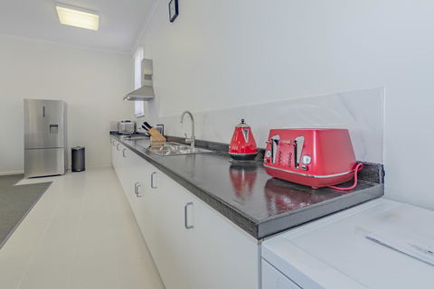 4 Bedroom House - Hobart CBD - Free Parking - Free WIFI - Accommodation Main Beach 2
