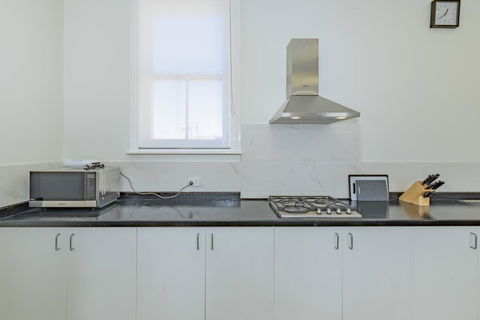 4 Bedroom House - Hobart CBD - Free Parking - Free WIFI - Accommodation Main Beach 8