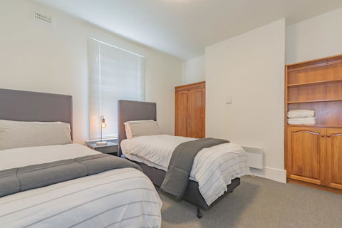 4 Bedroom House - Hobart CBD - Free Parking - Free WIFI - Accommodation Main Beach 1