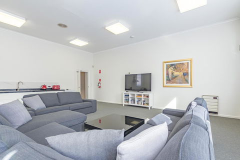 4 Bedroom House - Hobart CBD - Free Parking - Free WIFI - Accommodation Main Beach 12