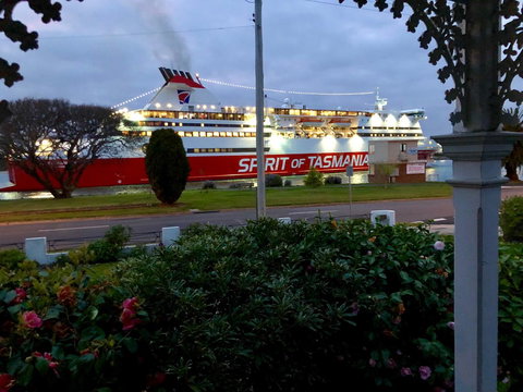 Riverbank Villa - Accommodation Main Beach 10