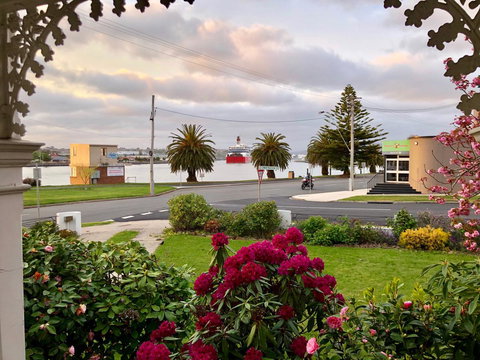 Riverbank Villa - Accommodation Main Beach 6