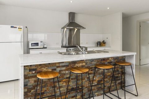 170 Hazards View Drive - Unit 2 - Accommodation Main Beach 4