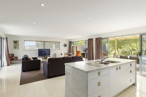 170 Hazards View Drive - Unit 2 - Accommodation Main Beach 1
