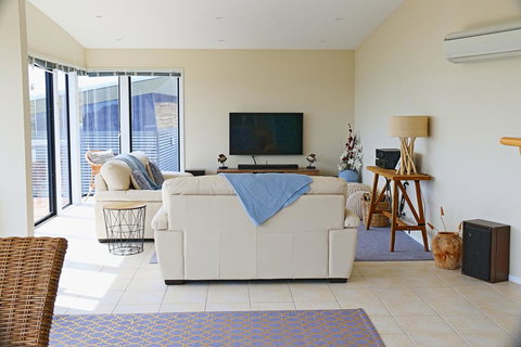 Banksy's By The Bay - Accommodation Main Beach 8