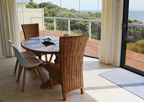 Banksy's By The Bay - Accommodation Main Beach 7