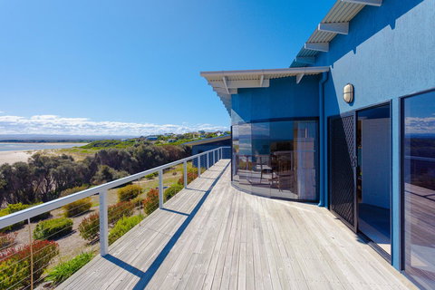 Banksy's By The Bay - Accommodation Main Beach 17