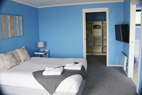 Banksy's By The Bay - Accommodation Main Beach 9