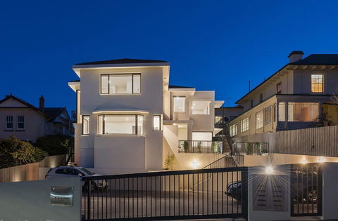 110 Hampden Apartments - Accommodation Main Beach 0