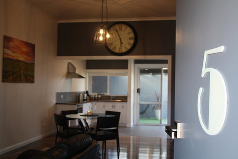 Apartment 5ive - Accommodation Main Beach 9