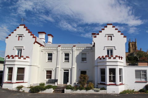 Trinity Hill Apartments - Accommodation Main Beach 0